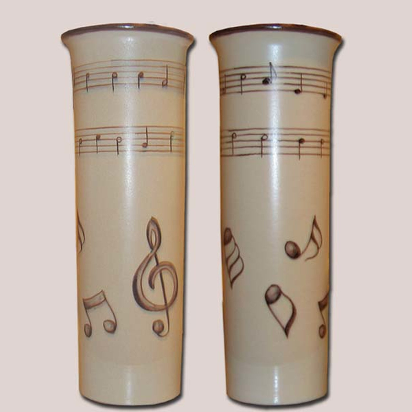 Dos jarrones de loza decorados con motivos musicales