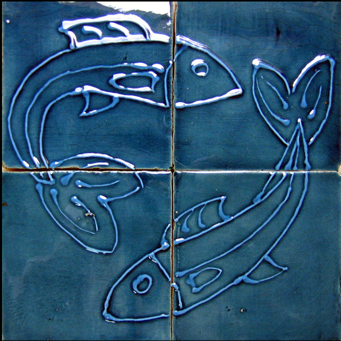 Panel de 4 azulejos de 10x10 con dos peces realizados con técnica de entubado en color zafiro